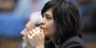 Anabel Hernandez hat mittellange schwarze Haare und trägt ein Jacket