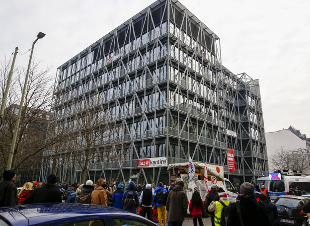 Querdenker Demonstration vor dem Redaktionsgebäude der taz Querdenker Demonstration vor dem Redaktionsgebäude der taz