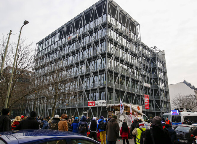 Querdenker Demonstration vor dem Redaktionsgebäude der taz