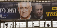 Benjamin Netanjahu und sein Koalitionspartner Benny Gantz auf einem riesigen Werbebanner in Ramat Gan, Israel