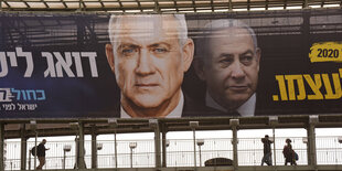 Benjamin Netanjahu und sein Koalitionspartner Benny Gantz auf einem riesigen Werbebanner in Ramat Gan, Israel