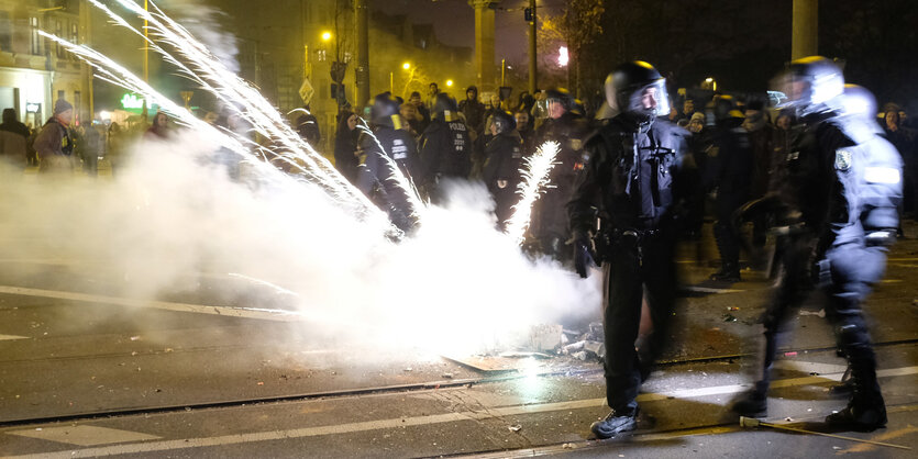 Polizisten räumen eine Kreuzung im Stadtteil Connewitz in der der Neujahrsnacht