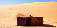 Ein leerstehendes Nomaden-Zelt in der Wüste Sahara