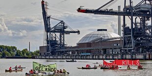 Protestboote vor dem Kraftwerk Moorburg