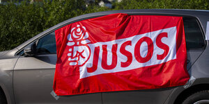 Fahne Jusos an einem Auto