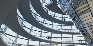 Die Reichstag-kuppel mit Menschen von innen