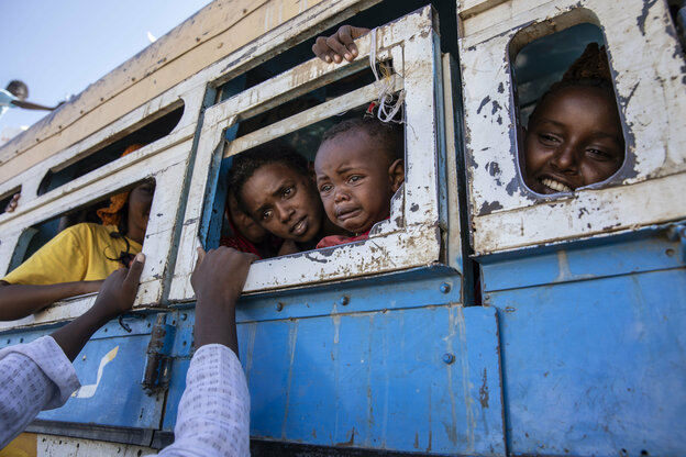 Flüchtlingskinder aus der Region Togray in einem Bus auf dem Weg in die Grenzregion zum Sudan