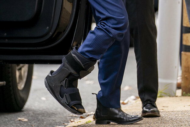 Joe Biden steigt mit einem medizinischen Schutz-Schuh aus einem Auto