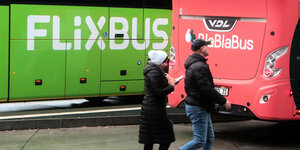 Fernbus der Gesellschaft Flixbus steht neben einem Blablabus am ZOB Zentraler Omnibusbahnhof am Hauptbahnhof Frankfurt
