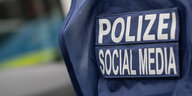 «Polizei Social Media» steht auf einer Weste eines Polizisten