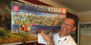 Der 51-jährige Günther Simetsberger ais Österreich schultert in seiner Wohnung ein insgesamt 22 Kilogramm schweres Puzzle aus 42 000 Teilen