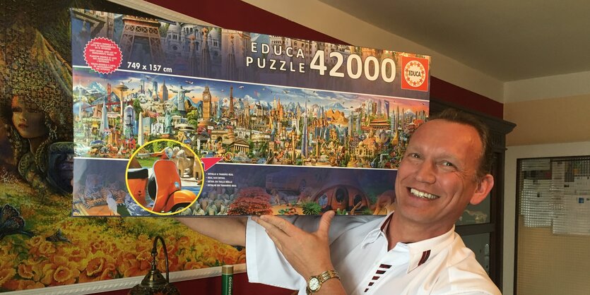 Der 51-jährige Günther Simetsberger ais Österreich schultert in seiner Wohnung ein insgesamt 22 Kilogramm schweres Puzzle aus 42 000 Teilen