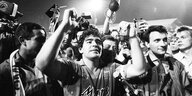 Diego Maradona umgeben von der Presse noch dem Sieg