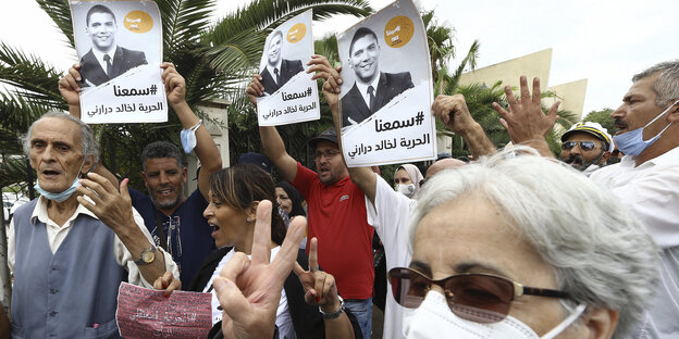Menschen protestieren gegen die Inhaftierung des Journalisten Khaled Drareni