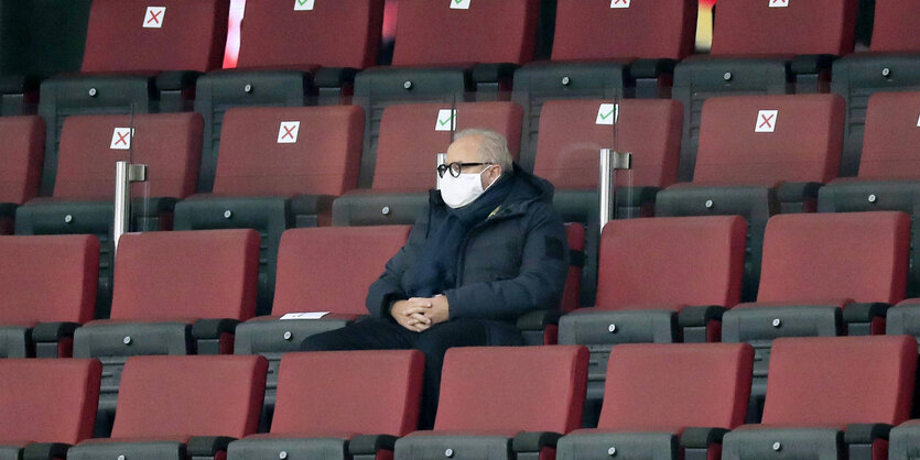 DFB-Präsident Fritz Keller alleine auf einer Tribüne