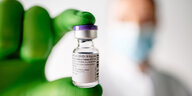 Ein Fläschen mit Corona-Impfstoff des Mainzer Unternehmens Biontech steht auf einem Tisch. Die Europäische Arzneimittel-Agentur Ema will im Dezember über eine Zulassungsempfehlung entscheiden.