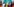 Auf dem Foto sind drei Schüler*innen von hinten fotografiert, die vor einer Tafel sitzen