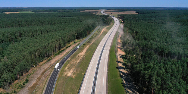 Aufnahme von oben: eine mehrspurige Autobahn schneidet einen großen Wald nördlich von Magdeburg, entwei