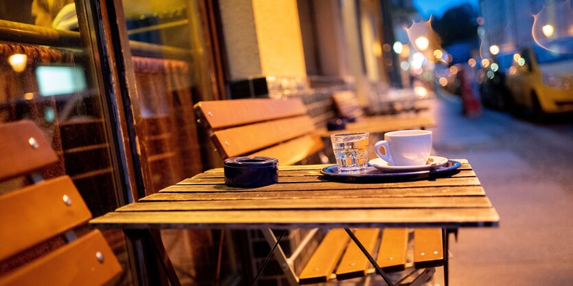 Ein tisch vor einem Cafe mit einer Tasse