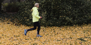 In einem herbstlichen Park läuft die 82jährige Berlinerin Karin Schilff, sie läuft auch gerne Marathon