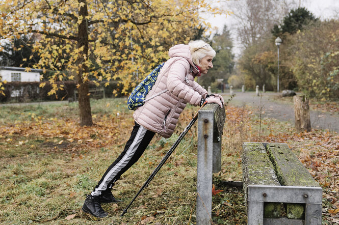 Annelore W. ist Berlinerin und macht viel Sport, hier sieht man sie bei Beugeübungen in einem Park