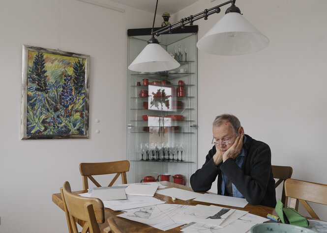 Klaus Becker, hier in seinem Zuhause, dem Lebensort VIelfalt, einem Altenwohnheim für schwule Senioren, sitzt an einem Tisch und denkt nach