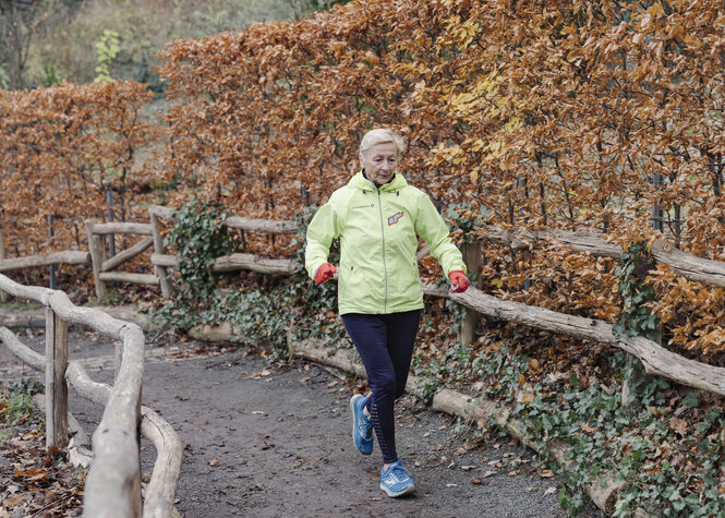 Die Berlinerin Karin Schilff läuft im Grunewald, sie ist 82 Jahre alt und läuft auch gerne Marathon