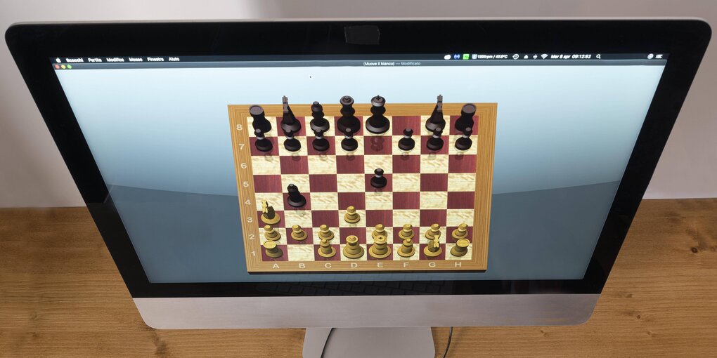 Ein Schachbrett auf einem Computermonitor