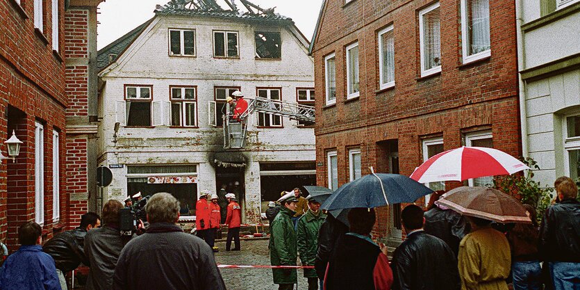 Einsatzkräfte der Feuerwehr sichern ein ausgrebranntes Haus in der Möllner Innenstadt.