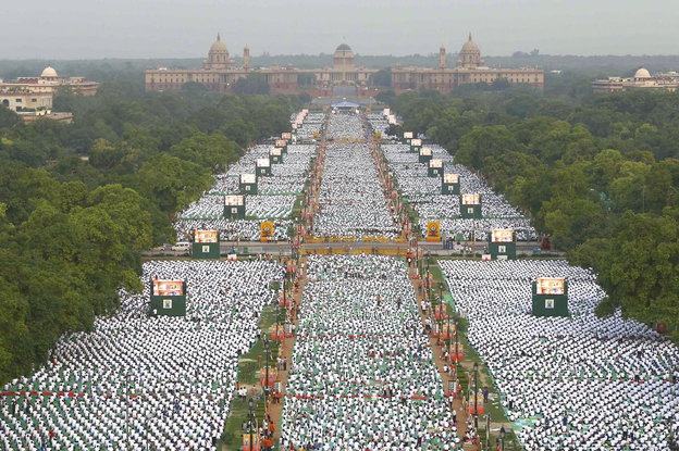 Tausende Yoga-Anhänger auf dem Rajpath-Platz in Neu Delhi