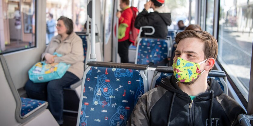 Ein junger Mann in einer Bremer Trambahn.