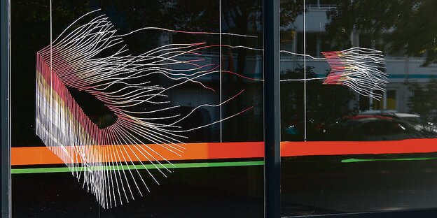 Klebestreifen zu einer fliegenden Formation auf einer Glasscheibe angeordent (Kunstwerk von Birgit Hölmer)