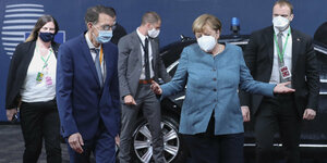 Angela Merkel breitet die Hände nach ihrer Ankunft mit dem Auto in Brüssel aus