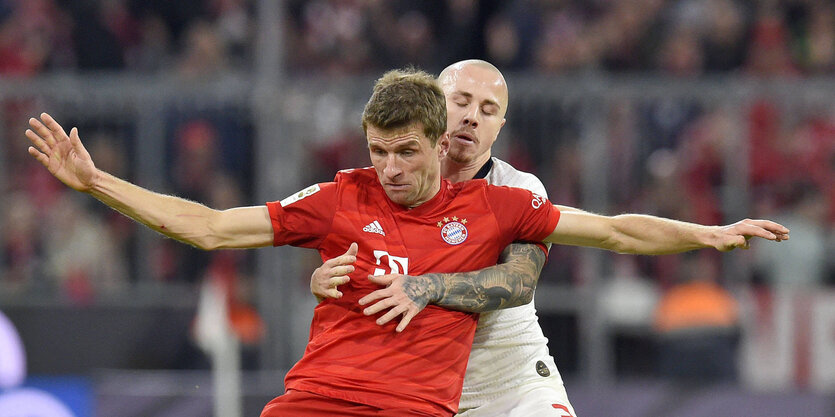 Bayern-Profi Thomas MÜller im ZWeikampf mit einem Leipziger Spieler