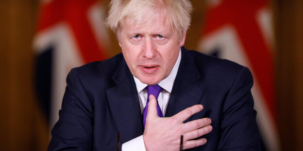Der britische Premierminister Boris Johnson wäherend einer Pressekonferenz