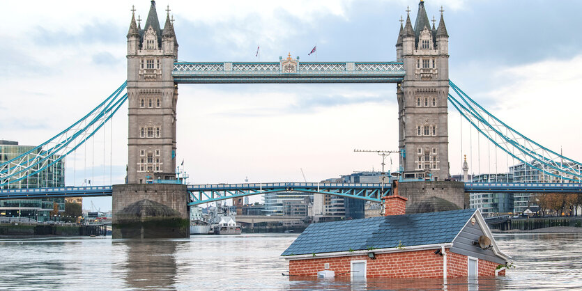 ein Haus versinkt in der Themse vor einer Brücke