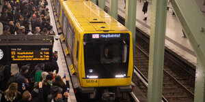 Menschen stehen auf einem U-Bahnsteig