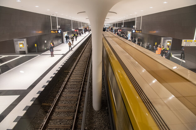 Eröffnung der UBahnlinie U5 in Berlin Glücklich im