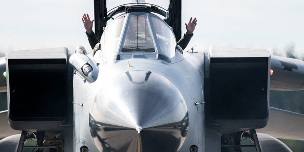 Der Pilot eines Tornado-Kampfflugzeugs winkt aus dem Cockpit