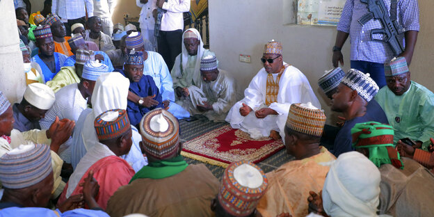 Babagana Umara Zulum (M), Gouverneur des Bundesstaates Borno, betet während eines Begräbnisses für die Menschen, die bei einem Angriff ums Leben gekommen sind.
