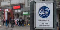 Ein Schild weißt in der Innenstadt Pforzheim auf die Maskenpflicht hin.