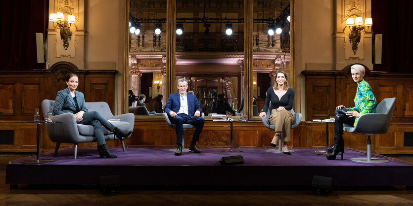 Kritikerin Thea Dorn (l-r), Schauspieler Ulrich Matthes, Tennisspielerin und Autorin Andrea Petkovic und die österreichische Kabarettistin Lisa Eckhart sitzen im Studio zur Sendung "Das Literarische Quartett"