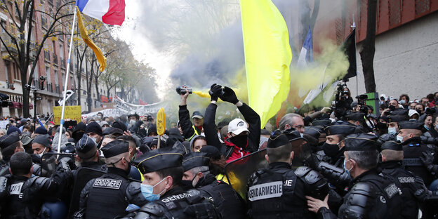 Polizisten blockieren Demonstranten bei einem Protest gegen Polizeigewalt und Rassismus.