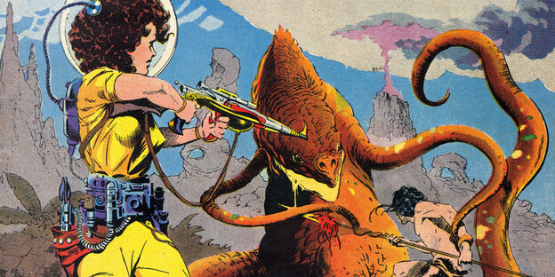 Eine Frau in einem gelben Raumanzug zielt auf ein großes Monster mit Tentakeln mit einem Gewehr. Im Hintergrund steigt eine Rauchsäule aus einem Vulkan. Ein Krieger mit einem Speer wird von den Tentakeln des Monsters angegriffen.