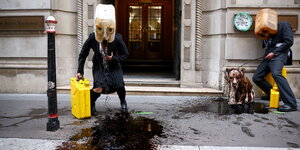 Aktivisten schütten Öl bei einer Aktion in London aus