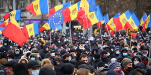 Viele Menschen mit Fahnen der Republik Moldau.