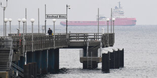 Binz: Ein russisches Spezialschiff zum Weiterbau der Ostsee-Pipeline Nord Stream 2 liegt in der Ostseebucht Binz vor dem Hafen Mukran auf Rügen. Der Hafen gilt als wichtigster Umschlagplatz für den Bau der Pipeline, deren Fertigstellung die USA unterbinde