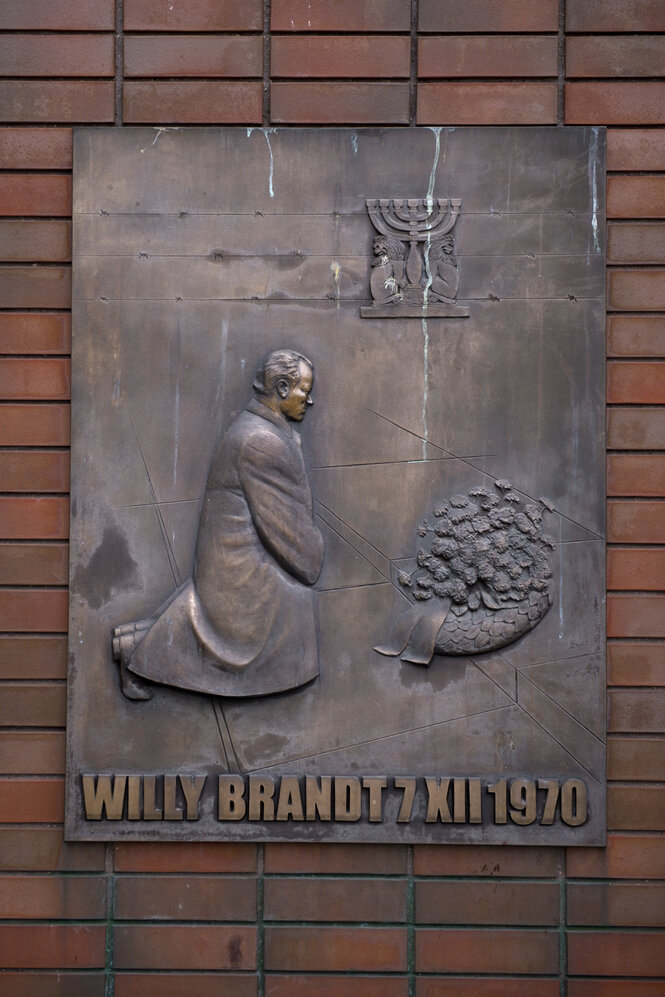 Bronzetafel die Willy Brandts Kniefall zeigt