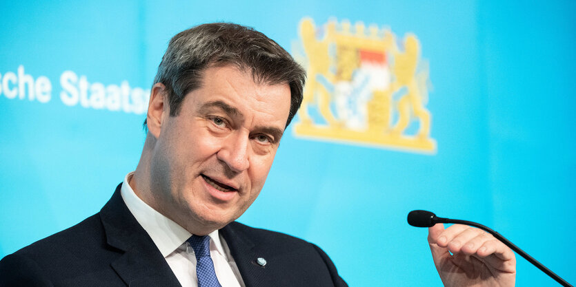 Markus Söder spricht in ein Mikrophon