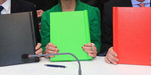 schwarzer, grüner, roter Aktendeckel des Koalitionsvertrags